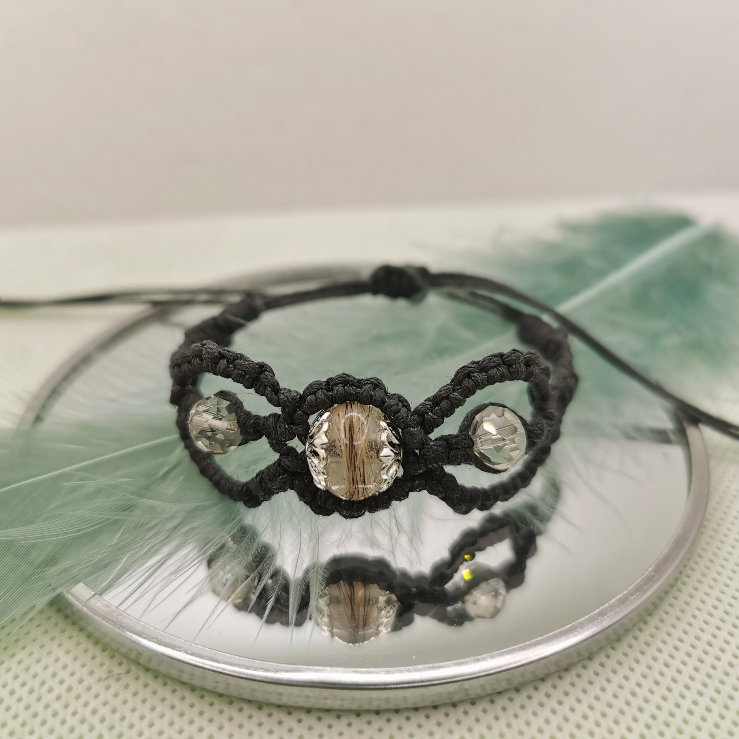 Makramee Armband mit einer Perle aus eingefasstem DNA-Material